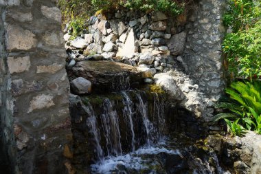 Al Rafisah Barajı 'ndaki Hawd al Bid' ah rezervuarına akan şelalenin görüntüsü. Wadi Wshee, Sharjah, BAE. 