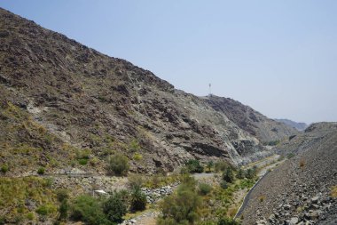 El Rafisah Barajı 'ndaki Hawd al Bid' ah rezervuarının çevresinde güzel bir dağ manzarası bulunur. Wadi Wshee, Sharjah, BAE. 