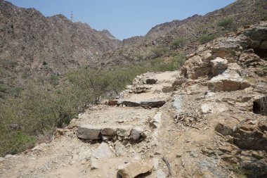 El Rafisah Barajı 'ndaki Hawd al Bid' ah rezervuarının çevresinde güzel bir dağ manzarası bulunur. Wadi Wshee, Sharjah, BAE. 