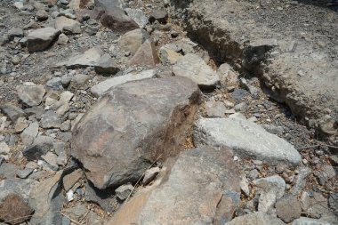 Rocky dağ toprağı, Al Rafisah Barajı 'ndaki Hawd al Bid' ah rezervuarının yakınlarında yer almaktadır. Wadi Wshee, Sharjah, BAE. 