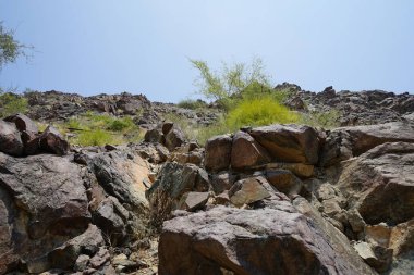 El Rafisah Barajı 'ndaki Hawd al Bid' ah rezervuarının çevresinde güzel bir dağ manzarası bulunur. Wadi Wshee, Sharjah, BAE. 