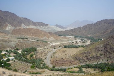 Nisan ayında eski Najd Al Miqsar köyünün çevresindeki manzaraya bakın. Najd Al Miqsar, Khor Fakkan 'ın batısında, BAE' nin başkenti Sharjah 'ta terk edilmiş tarihi bir yerleşim yeridir..  