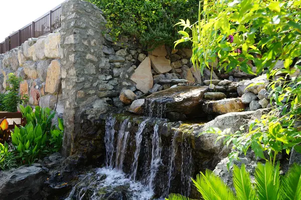 Al Rafisah Barajı 'ndaki Hawd al Bid' ah rezervuarına akan şelalenin görüntüsü. Wadi Wshee, Sharjah, BAE. 