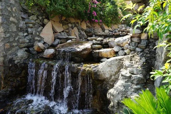 Al Rafisah Barajı 'ndaki Hawd al Bid' ah rezervuarına akan şelalenin görüntüsü. Wadi Wshee, Sharjah, BAE. 