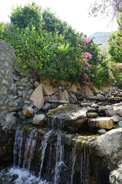 Al Rafisah Barajı 'ndaki Hawd al Bid' ah rezervuarına akan şelalenin görüntüsü. Wadi Wshee, Sharjah, BAE. 
