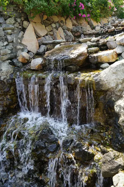 Al Rafisah Barajı 'ndaki Hawd al Bid' ah rezervuarına akan şelalenin görüntüsü. Wadi Wshee, Sharjah, BAE. 