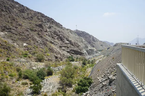 El Rafisah Barajı 'ndaki Hawd al Bid' ah rezervuarının çevresinde güzel bir dağ manzarası bulunur. Wadi Wshee, Sharjah, BAE. 