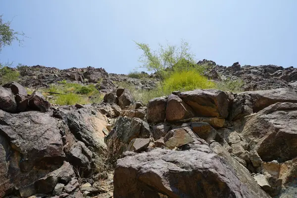 El Rafisah Barajı 'ndaki Hawd al Bid' ah rezervuarının çevresinde güzel bir dağ manzarası bulunur. Wadi Wshee, Sharjah, BAE. 