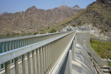 Al Rafisah Barajı manzarası Wadi Wshee, Sharjah, BAE 'deki Hawd al Bid' ah rezervuarının yakınındaki pitoresk bir yerde.. 