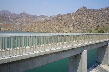 Al Rafisah Barajı manzarası Wadi Wshee, Sharjah, BAE 'deki Hawd al Bid' ah rezervuarının yakınındaki pitoresk bir yerde.. 