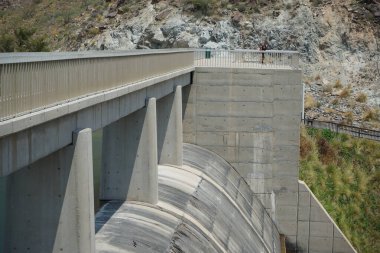 Al Rafisah Barajı manzarası Wadi Wshee, Sharjah, BAE 'deki Hawd al Bid' ah rezervuarının yakınındaki pitoresk bir yerde.. 