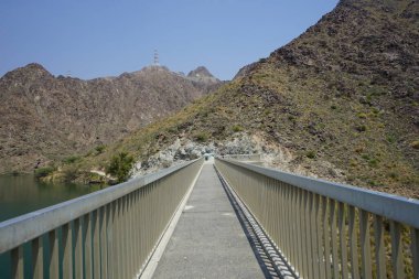 Al Rafisah Barajı manzarası Wadi Wshee, Sharjah, BAE 'deki Hawd al Bid' ah rezervuarının yakınındaki pitoresk bir yerde.. 