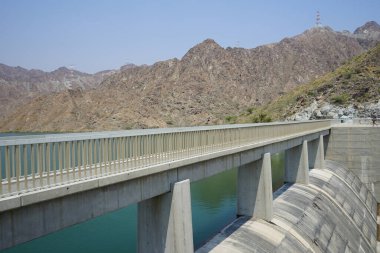 Al Rafisah Barajı manzarası Wadi Wshee, Sharjah, BAE 'deki Hawd al Bid' ah rezervuarının yakınındaki pitoresk bir yerde.. 