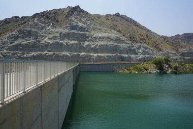 Al Rafisah Barajı manzarası Wadi Wshee, Sharjah, BAE 'deki Hawd al Bid' ah rezervuarının yakınındaki pitoresk bir yerde.. 