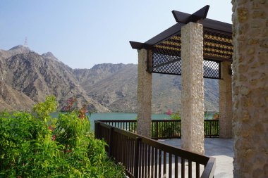 Güneş gözlükleri, Hawd al Bid 'ah rezervuarının yakınındaki Al Rafisah Barajı dinlenme alanına yerleştirilmiştir. Wadi Wshee, Sharjah, BAE. 