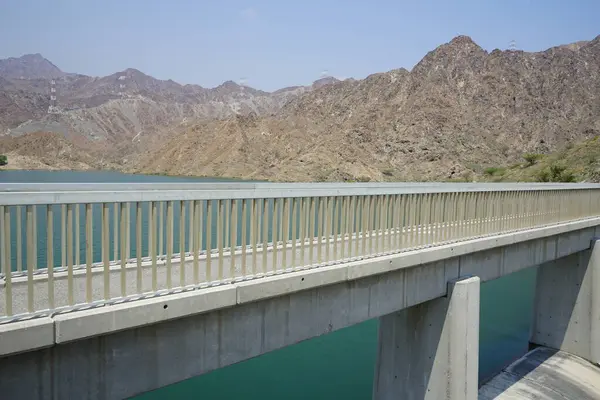 Al Rafisah Barajı manzarası Wadi Wshee, Sharjah, BAE 'deki Hawd al Bid' ah rezervuarının yakınındaki pitoresk bir yerde.. 