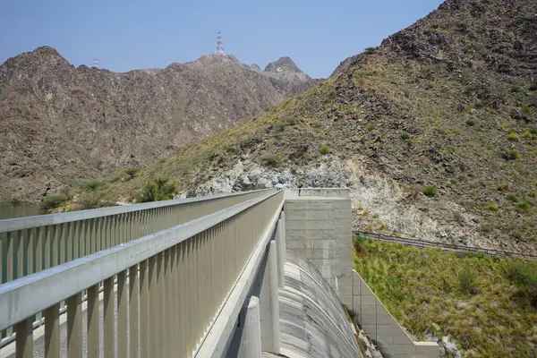Al Rafisah Barajı manzarası Wadi Wshee, Sharjah, BAE 'deki Hawd al Bid' ah rezervuarının yakınındaki pitoresk bir yerde.. 