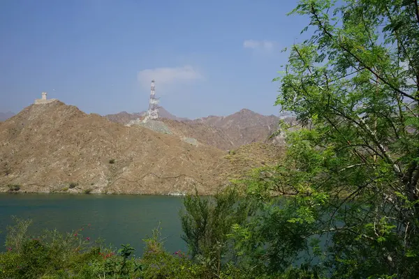 Al Rafisah Barajı 'ndaki Hawd al Bid' ah rezervuarının yakınındaki dağdaki İkiz Kalelerdeki İkiz Kuleler veya Büyük Atışlar. Wadi Wshee, Sharjah, BAE. 