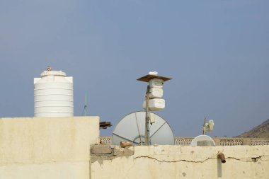 Columba Livia güvercinleri Nisan ayında Khor Fakkan 'da bir binanın çatısında otururlar. Kaya güvercini, Columba livya, Columbidae kuş familyasının bir üyesidir. Sharjah, BAE.                                