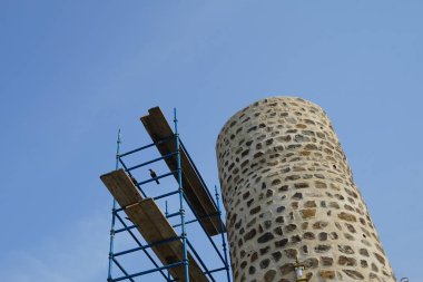 Corvus 'un görkemli kuşları Khor Fakkan' daki Al Adwani Kulesi civarında bulunur. Ev kargası, Corvus splendens, karga familyasının yaygın bir kuşudur. Sharjah, BAE.                                