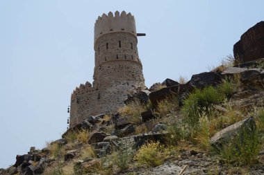 Nisan ayında Najd Al Miqsar 'daki antik kaledeki gözetleme kulesinin manzarası. Najd Al Miqsar, Khor Fakkan 'ın batısında, BAE' nin başkenti Sharjah 'ta terk edilmiş tarihi bir yerleşim yeridir..                              