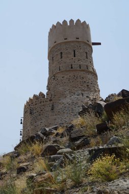 Nisan ayında Najd Al Miqsar 'daki antik kaledeki gözetleme kulesinin manzarası. Najd Al Miqsar, Khor Fakkan 'ın batısında, BAE' nin başkenti Sharjah 'ta terk edilmiş tarihi bir yerleşim yeridir..                              