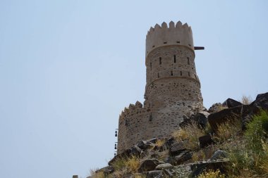 Nisan ayında Najd Al Miqsar 'daki antik kaledeki gözetleme kulesinin manzarası. Najd Al Miqsar, Khor Fakkan 'ın batısında, BAE' nin başkenti Sharjah 'ta terk edilmiş tarihi bir yerleşim yeridir..                              