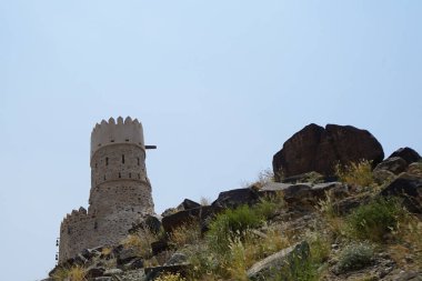 Nisan ayında Najd Al Miqsar 'daki antik kaledeki gözetleme kulesinin manzarası. Najd Al Miqsar, Khor Fakkan 'ın batısında, BAE' nin başkenti Sharjah 'ta terk edilmiş tarihi bir yerleşim yeridir..                              