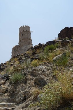 Nisan ayında Najd Al Miqsar 'daki antik kaledeki gözetleme kulesinin manzarası. Najd Al Miqsar, Khor Fakkan 'ın batısında, BAE' nin başkenti Sharjah 'ta terk edilmiş tarihi bir yerleşim yeridir..                              