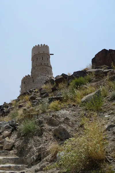 Nisan ayında Najd Al Miqsar 'daki antik kaledeki gözetleme kulesinin manzarası. Najd Al Miqsar, Khor Fakkan 'ın batısında, BAE' nin başkenti Sharjah 'ta terk edilmiş tarihi bir yerleşim yeridir..                              