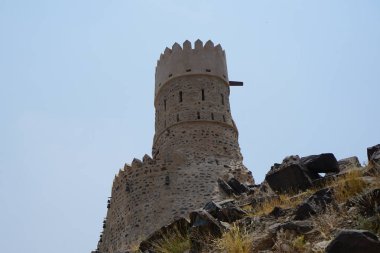 Nisan ayında Najd Al Miqsar 'daki antik kaledeki gözetleme kulesinin manzarası. Najd Al Miqsar, Khor Fakkan 'ın batısında, BAE' nin başkenti Sharjah 'ta terk edilmiş tarihi bir yerleşim yeridir..                              