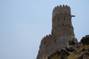 Nisan ayında Najd Al Miqsar 'daki antik kaledeki gözetleme kulesinin manzarası. Najd Al Miqsar, Khor Fakkan 'ın batısında, BAE' nin başkenti Sharjah 'ta terk edilmiş tarihi bir yerleşim yeridir..                              