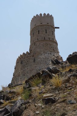 Nisan ayında Najd Al Miqsar 'daki antik kaledeki gözetleme kulesinin manzarası. Najd Al Miqsar, Khor Fakkan 'ın batısında, BAE' nin başkenti Sharjah 'ta terk edilmiş tarihi bir yerleşim yeridir..                              