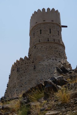 Nisan ayında Najd Al Miqsar 'daki antik kaledeki gözetleme kulesinin manzarası. Najd Al Miqsar, Khor Fakkan 'ın batısında, BAE' nin başkenti Sharjah 'ta terk edilmiş tarihi bir yerleşim yeridir..                              