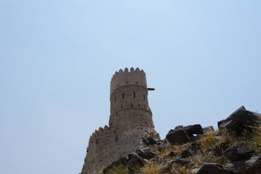 Nisan ayında Najd Al Miqsar 'daki antik kaledeki gözetleme kulesinin manzarası. Najd Al Miqsar, Khor Fakkan 'ın batısında, BAE' nin başkenti Sharjah 'ta terk edilmiş tarihi bir yerleşim yeridir..                              