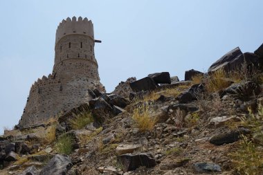 Nisan ayında Najd Al Miqsar 'daki antik kaledeki gözetleme kulesinin manzarası. Najd Al Miqsar, Khor Fakkan 'ın batısında, BAE' nin başkenti Sharjah 'ta terk edilmiş tarihi bir yerleşim yeridir..                              
