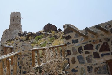 Nisan ayında Najd Al Miqsar 'daki antik kaledeki gözetleme kulesinin manzarası. Najd Al Miqsar, Khor Fakkan 'ın batısında, BAE' nin başkenti Sharjah 'ta terk edilmiş tarihi bir yerleşim yeridir..                              