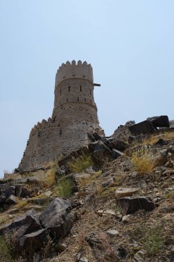 Nisan ayında Najd Al Miqsar 'daki antik kaledeki gözetleme kulesinin manzarası. Najd Al Miqsar, Khor Fakkan 'ın batısında, BAE' nin başkenti Sharjah 'ta terk edilmiş tarihi bir yerleşim yeridir..                              