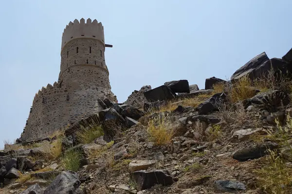 Nisan ayında Najd Al Miqsar 'daki antik kaledeki gözetleme kulesinin manzarası. Najd Al Miqsar, Khor Fakkan 'ın batısında, BAE' nin başkenti Sharjah 'ta terk edilmiş tarihi bir yerleşim yeridir..                              