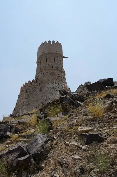 Nisan ayında Najd Al Miqsar 'daki antik kaledeki gözetleme kulesinin manzarası. Najd Al Miqsar, Khor Fakkan 'ın batısında, BAE' nin başkenti Sharjah 'ta terk edilmiş tarihi bir yerleşim yeridir..                              