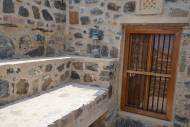 Nisan ayında eski köy Najd Al Miqsar 'daki binaların manzarası. Najd Al Miqsar, Khor Fakkan 'ın batısında, BAE' nin başkenti Sharjah 'ta terk edilmiş tarihi bir yerleşim yeridir..                               