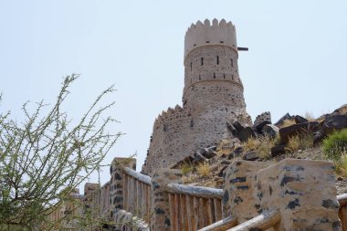 Nisan ayında Najd Al Miqsar 'daki antik kaledeki gözetleme kulesinin manzarası. Najd Al Miqsar, Khor Fakkan 'ın batısında, BAE' nin başkenti Sharjah 'ta terk edilmiş tarihi bir yerleşim yeridir.. 
