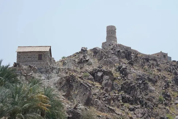 Nisan ayında Najd Al Miqsar 'daki antik kaledeki gözetleme kulesinin manzarası. Najd Al Miqsar, Khor Fakkan 'ın batısında, BAE' nin başkenti Sharjah 'ta terk edilmiş tarihi bir yerleşim yeridir.. 