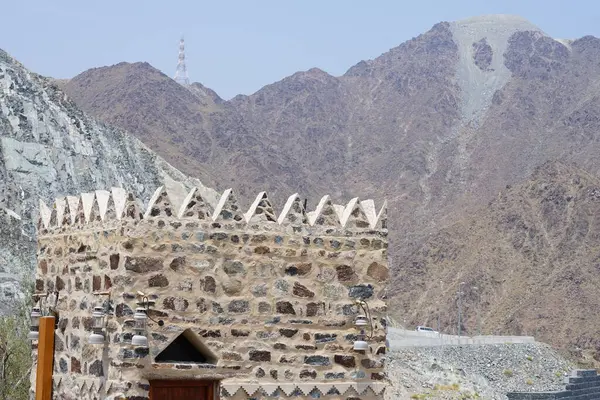 Najd Al Miqsar 'ın eski köyünde taştan yapılmış dikdörtgen şeklinde bir kule. Najd Al Miqsar, Khor Fakkan 'ın batısında, BAE' nin başkenti Sharjah 'ta terk edilmiş tarihi bir yerleşim yeridir.. 