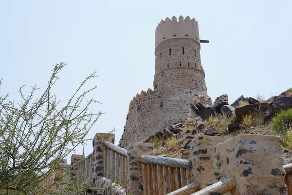 Nisan ayında Najd Al Miqsar 'daki antik kaledeki gözetleme kulesinin manzarası. Najd Al Miqsar, Khor Fakkan 'ın batısında, BAE' nin başkenti Sharjah 'ta terk edilmiş tarihi bir yerleşim yeridir.. 