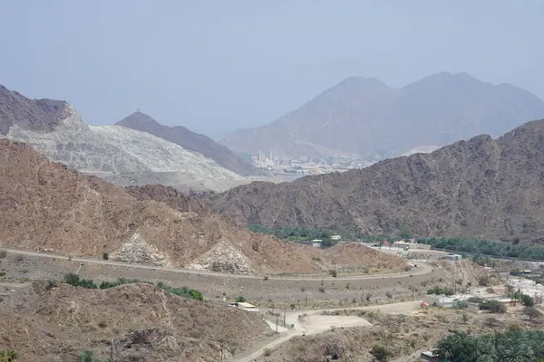 Nisan ayında Sharjah 'ın tarihi Najd Al Meqsar köyünden dağların ve Khor Fakkan kentinin görüntüsü. Wadi Wshee, BAE. 