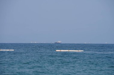 Nisan ayında Umman Körfezi manzarası ve Khor Fakkan kıyısından gelen su taşımacılığı. Khor Fakkan, Birleşik Arap Emirlikleri 'nin doğu kıyısında, Şeriat Emirliği' ne bağlı bir şehirdir..                                