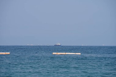 Nisan ayında Umman Körfezi manzarası ve Khor Fakkan kıyısından gelen su taşımacılığı. Khor Fakkan, Birleşik Arap Emirlikleri 'nin doğu kıyısında, Şeriat Emirliği' ne bağlı bir şehirdir..                                