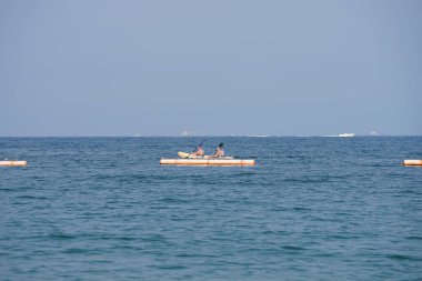 Khor Fakkan, Sharjah, BAE - 25 Nisan 2023: Nisan 'da Khor Fakkan kıyısı boyunca Umman Körfezi' nde bir kano üzerinde turistler. 