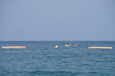 Nisan ayında Khor Fakkan Sahili 'ndeki Umman Körfezi sularındaki şamandıralarda terler ve martılar bulunur. Deniz kuşları, deniz kuşları, deniz ortamında hayata adapte olmuş kuşlardır. Khor Fakkan, Sharjah, BAE. 